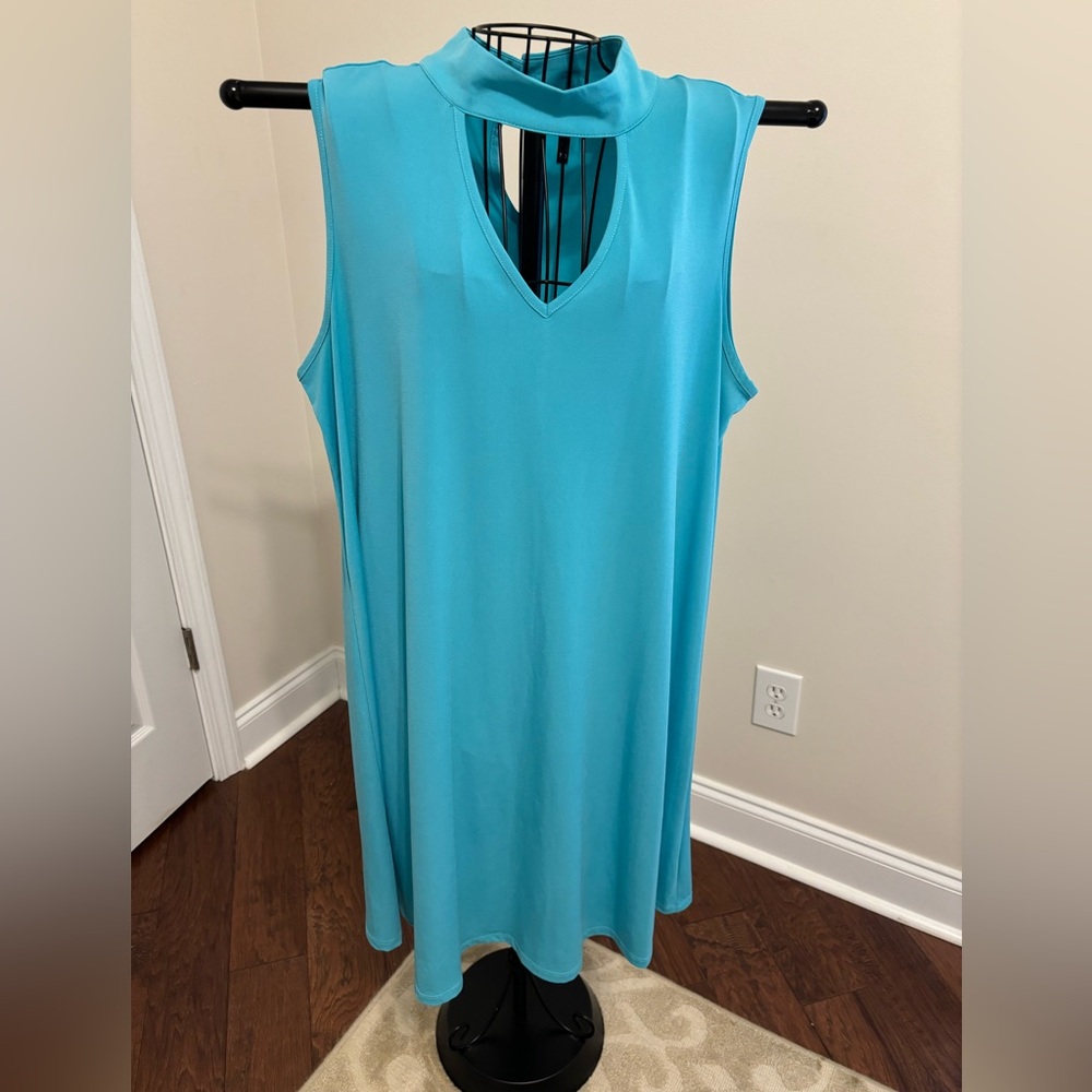 Aline dress with collar and keyhole detail.